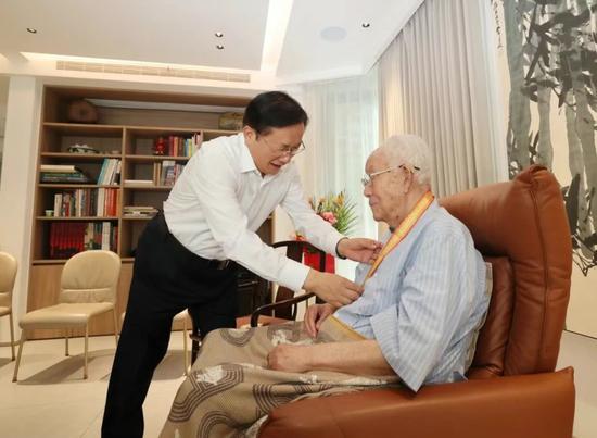 湖北省委书记王忠林走访慰问抗战老战士老同志并发放纪念章