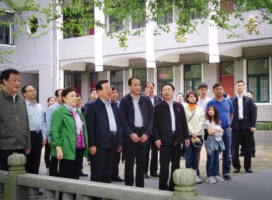 曾庆红(前排左三)祭扫江西吉安白鹭洲中学优秀校友曾延生(图片来源于江西吉安白鹭洲中学官方微信)