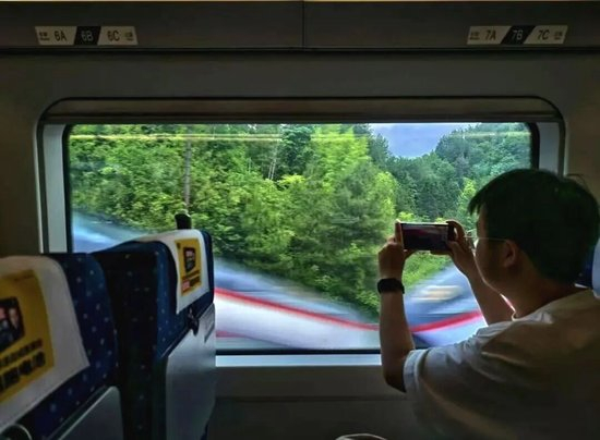 我的铁路风景｜旅客向窗外举起相机，意外拍到……