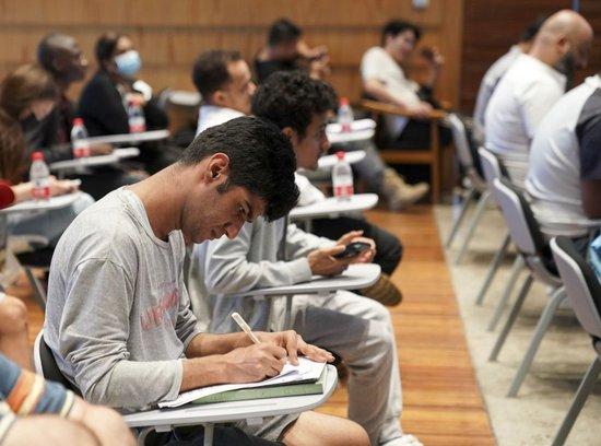 外商、留学生等在义乌参加“电商直播专项技能培训”。