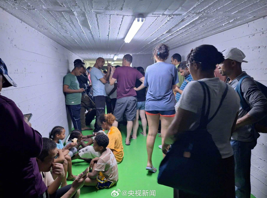 以色列海法被炸，航运巨头：暂停停靠！以要求全境民众进入避难所！美媒：伊朗小规模高频率打击，以防空系统“不堪重负”！俄罗斯警告美国