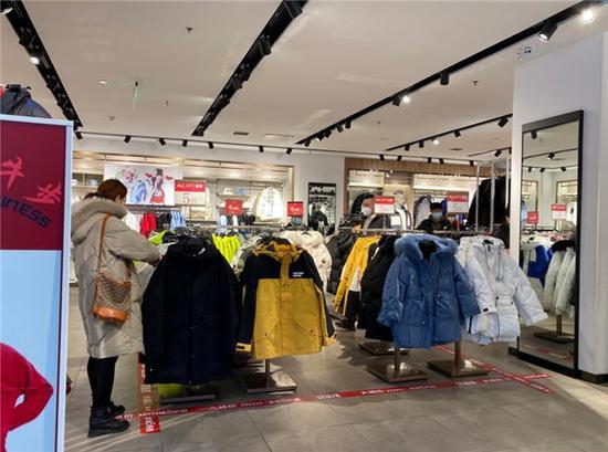 森马店铺正在进行新年促销。中国商报 唐砚/摄