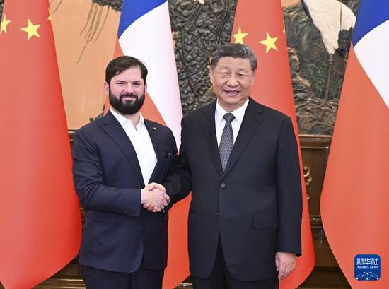 习近平主席会见智利总统博里奇