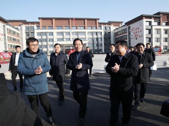 考察家印中学。该校由许家印在2016年捐赠1.6亿元建成,现有学生2000多人。许家印叮嘱校长:“要把学校办好,为国家多培养人才”。为进一步支持家乡教育事业,许家印决定再捐赠3亿元新建一所高中,计划2019年9月正式开学。