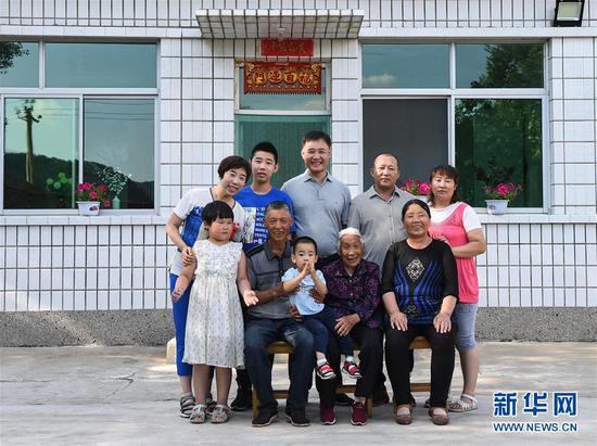 这是赤峰市喀喇沁旗河南街道马鞍山村农户张国利(前排左二)一家人的合影(7月15日摄)。新华社记者 刘磊 摄