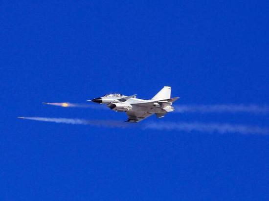 1月4日,中部战区空军航空兵某旅组织实弹打靶训练。这是战机在发射火箭弹。 新华社发(靳慧东 摄)