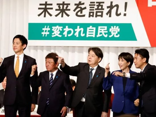 “安倍女孩”高市早苗：大学时担任乐队鼓手，母亲是警官，曾被拍到在安倍晋三葬礼上手微微颤抖