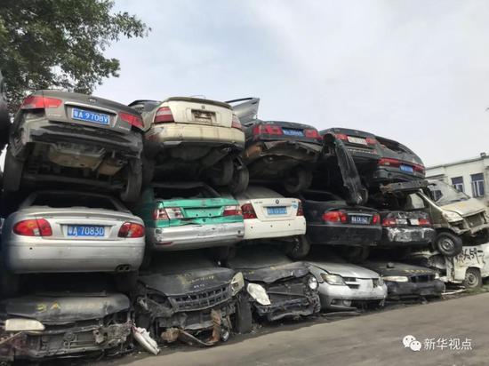 广州市金属回收有限公司购销部内等待拆解的报废车 新华社记者胡林果摄