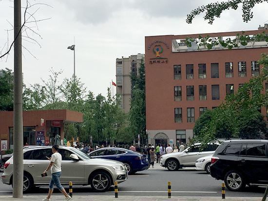 位于成都高新区锦尚西二路299号的成都市泡桐树小学(天府校区)