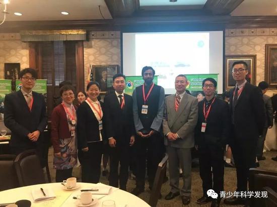 评委由美国青少年科学技术与工程协会主席、本次大赛组委会主席、哈佛大学科学家张波博士、哈佛大学分子与细胞生物学系刘鼎博士和麻省理工学院科学家Karthik Srinivasan博士、徐浩然博士担任。