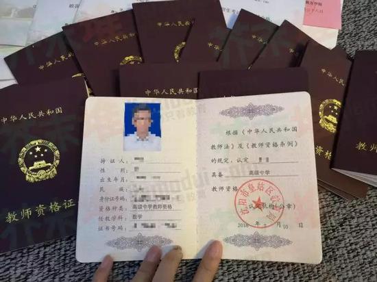 办好证书时,杨璐发来的照片
