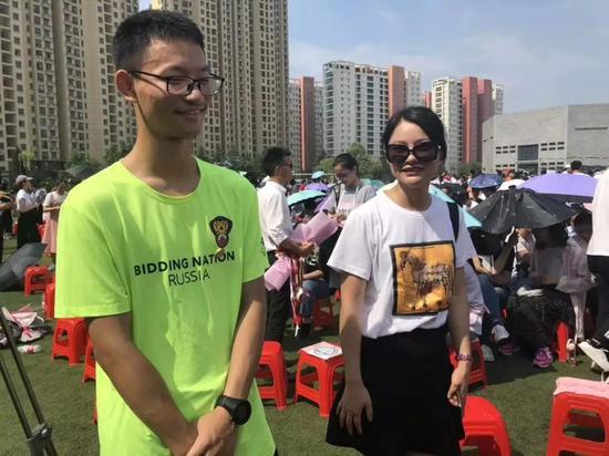 (在毕业典礼现场的王恒杰和他的妈妈)
