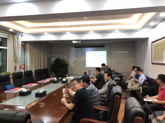 向政府汇报