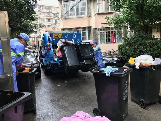 上午11点半,收运公司的人来收干垃圾