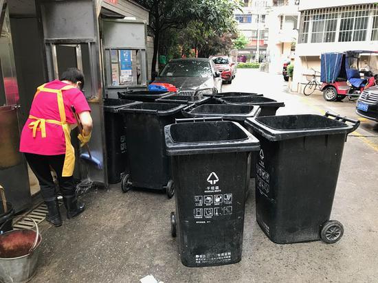 收运之后,肖阿姨清洗垃圾桶和垃圾箱房