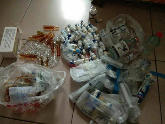 家里发现大量药品