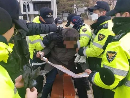 (图为今年1月因冲击美使馆遭逮捕的韩国大学生,缘由是抗议美国要求韩国增加驻韩美军费用负担)
