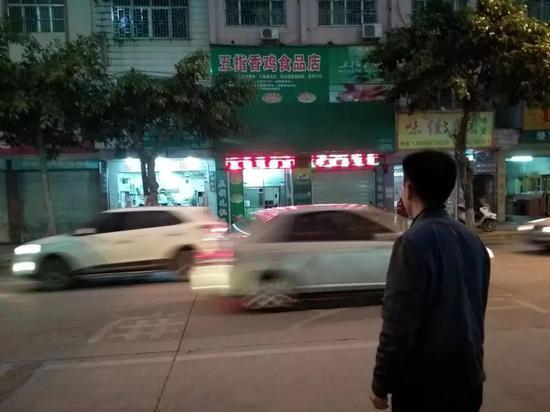 马路对面是申军良孩子曾经的交易地点 图 | 张瑞