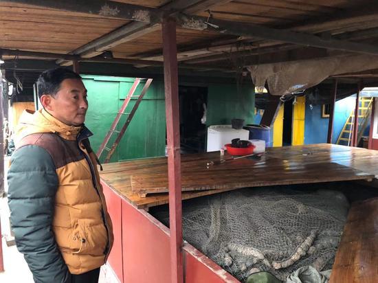 1月1日,洞庭湖渔民向记者展示他们曾经用过的“迷魂阵”。禁渔后,所有渔网都已收到船上。新京报记者韩沁珂摄