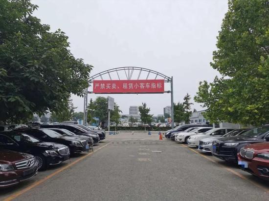 花乡二手车市场内部。图/石若萧