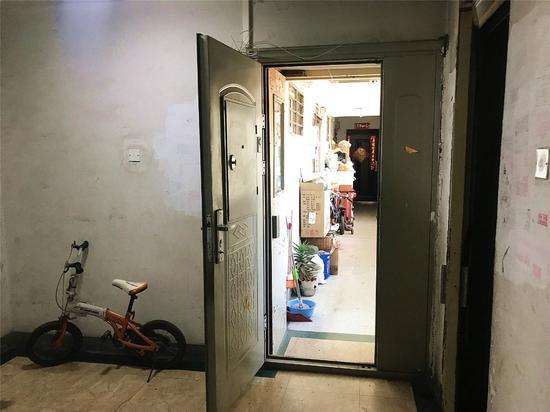 望京西园四区的一处楼道内安装着防盗门,门内变成了一些居民的“自留地”。