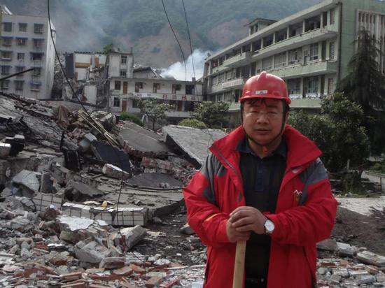 刘晓光在参与四川汶川特大地震时照片。图片来自北医三院官微