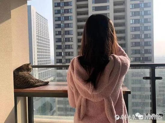 (事情发生后,吴思思的烟瘾变得很大,她常坐在阳台上抽烟,收养的流浪猫璀璨陪着她。)