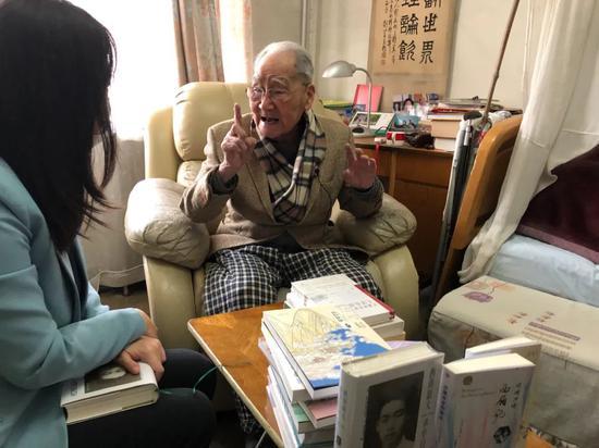 许渊冲在家中接受采访。
