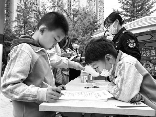 北京市朝阳区麦子店街道开展世界读书日“绿书签·护苗”主题宣传，引导青少体育赛事买球绿色阅读、文明上网、健康成长。 　　主办方 供图