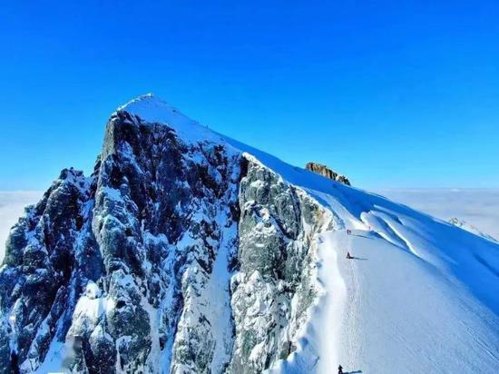 哈巴雪山发生滑坠事故一登山者遇难，登山者已全部下撤，是否禁攀尚待通告