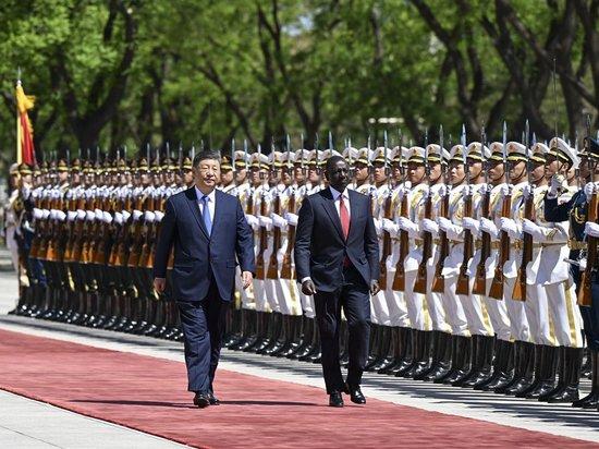 4月24日上午,国家主席习近平在北京人民大会堂同来华进行国事访问的肯尼亚总统鲁托举行会谈。这是会谈前,习近平在人民大会堂东门外广场为鲁托举行欢迎仪式。