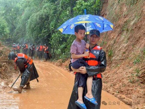 台风“蝴蝶”引发强降雨,广东各地民兵紧急出动救援