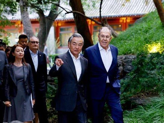 王毅在北京会见拉夫罗夫,两人都没打领带