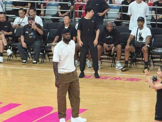 詹姆斯现身上海交大 与全场球迷热情互动