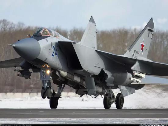 挂载R-60M空空导弹的米格-31战机,双联挂架上“体型袖珍”的就是R-60M