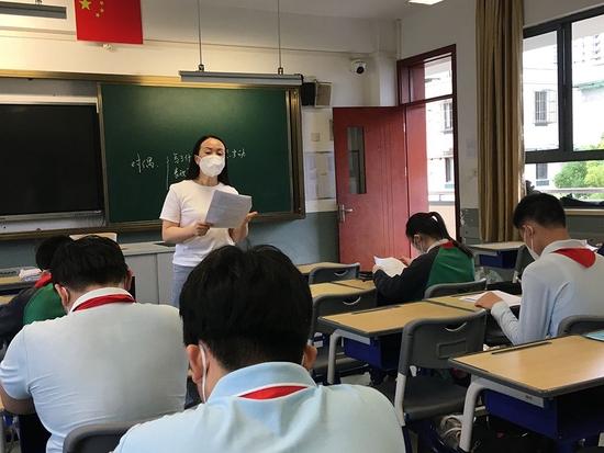 上海初三学生今日返校，有学校准备了一个月的防疫物资储备