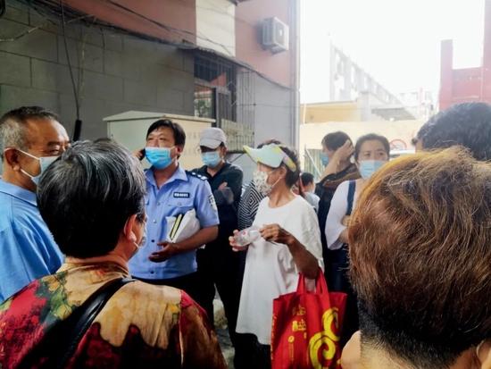 6月16日,河北唐山市公安局路北分局门口,有多人正在反映问题。摄影/本刊记者 周群峰