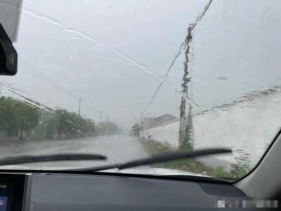 冰雹+高温＋雷电＋暴雨＋大风，上海五预警高挂！你拍到冰雹了吗？