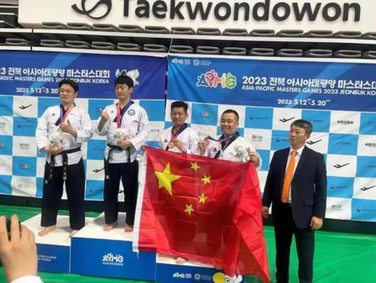李东宪举五星红旗领奖 图:台海网