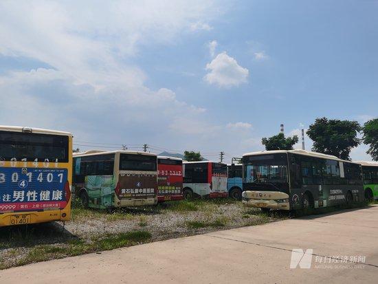 停在荒草中的公交车 图片来源:每经记者 陈晴 摄