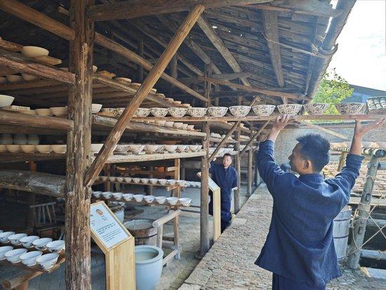 鉴往知来，跟着总书记学历史丨陶韵传千年，瓷路行万里