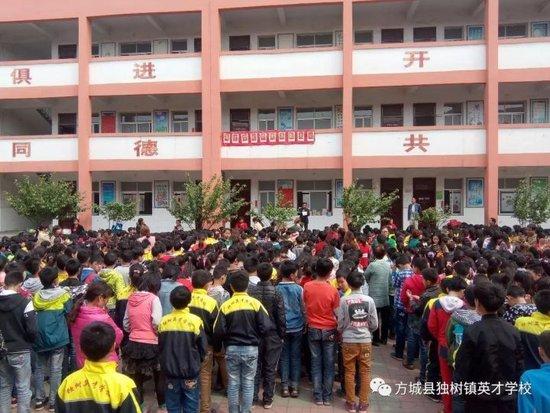 河南一学校火灾致13人遇难，当地居民：一个小学部的宿舍起火