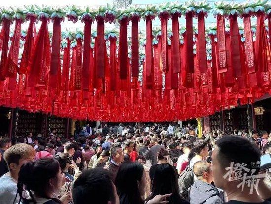 超4万人涌入杭州北高峰拜财神，灵隐寺吃素面的游客排到后厨门口