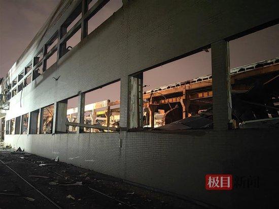 直击江苏海安爆炸工厂核心区：一厂房顶棚坍塌近半，另有车间设备仍在运转