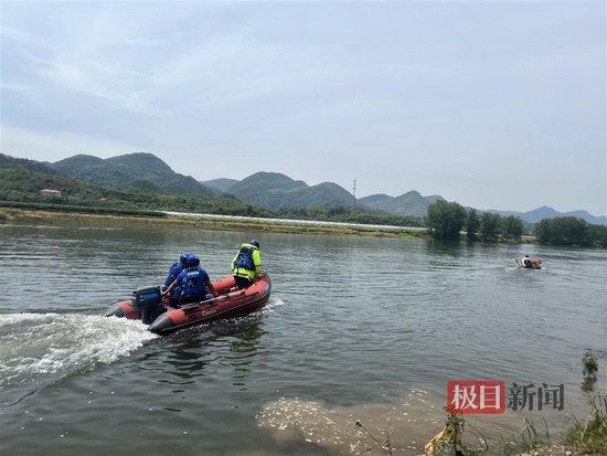 水库泄洪，湖北一男子坠入河流失踪，当地已紧急开展救援