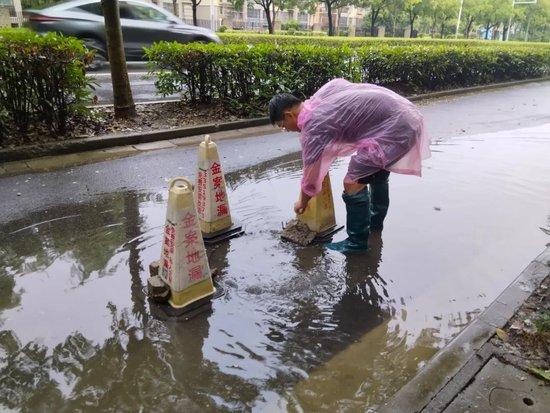 上海“雨大到感觉在下瀑布”，334所学校停课！今天的打工人：“牛马变河马”