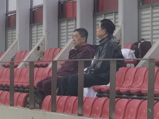 为国足打气!足协主席雨中观看训练,王钰栋:用技术速度冲击印尼