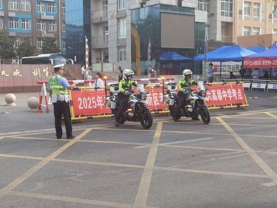 第一个走错考场的人已出现,有考生穿“全对”战服入场引围观