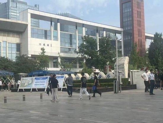 第一个走错考场的人已出现,有考生穿“全对”战服入场引围观