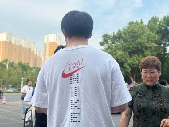 第一个走错考场的人已出现,有考生穿“全对”战服入场引围观